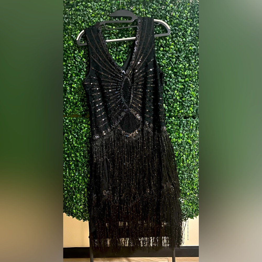 Flapper style dress in all black. Size large. ZIP side.